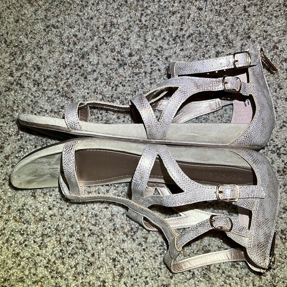 Reaction Kenneth Cole Sandals size 9 Strappy Gladiator Tan and Gold Tone - Picture 10 of 16